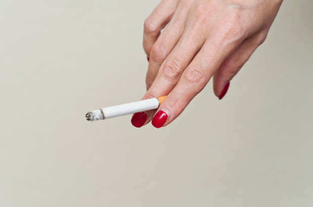 main de femme tenant une cigarette