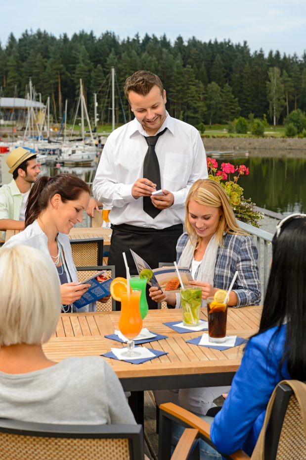 Yhä useammat nuoret naiset viettävät ystävänpäivää mieluummin ystäviensä kanssa. Kuva: CandyBox Images / Shutterstock.com