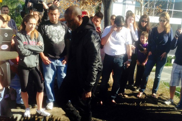 Walkerin ystävä Tyrese Gibson murtui kyyneliin viedessään kukkia onnettomuuspaikalle.