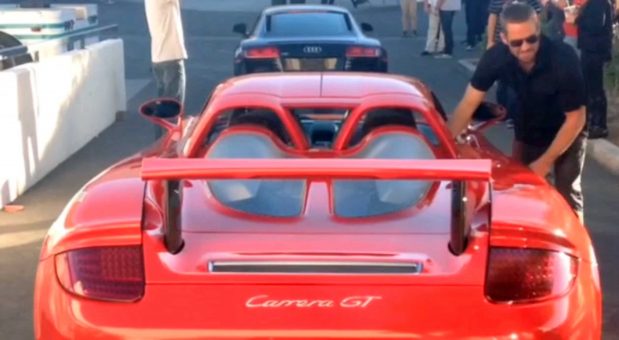 Paul Walker kuvattiin nousemassa auton kyytiin ennen kohtalokasta onnettomuutta. Kuva: AOP