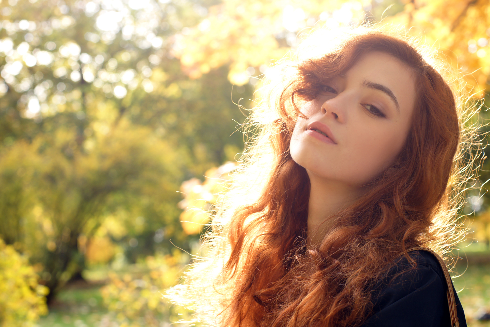 Девушка в осеннем парке