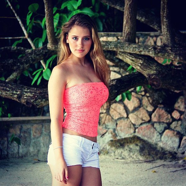 short-white-shorts-are-perfect-summer-attire-2