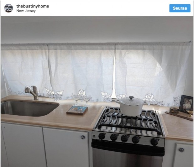 Instagram/ thebustinyhome