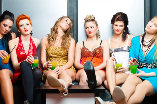 Frauen in einem Club oder einer Disco mit Cocktails
