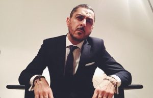 arman-alizad-mietteliäänä