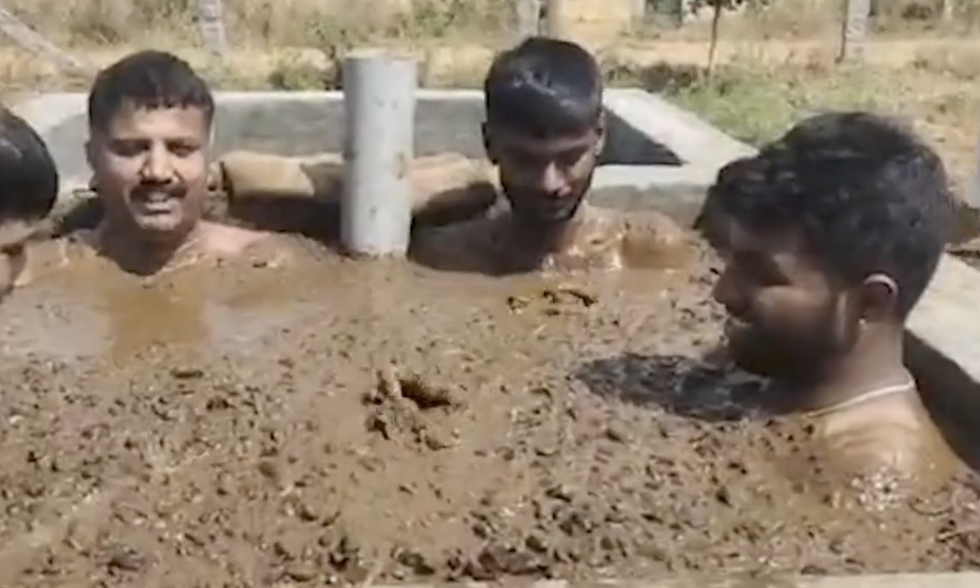 Купается в моче. Купание в Африке. Грязевые ванны. Купание мальчишек в Индии. Умываются коровьей мочой.