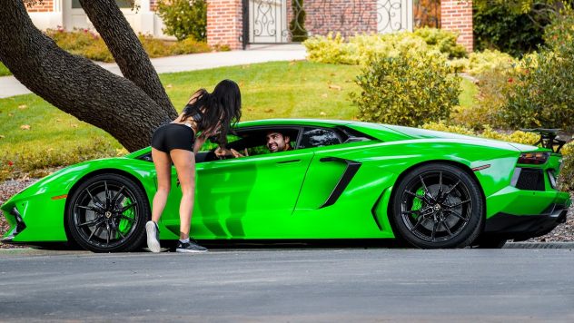 Varattu nainen ei kiinnostunut miehestä – ilme muuttuu heti, kun vihreä Lamborghini tulee kuvioihin