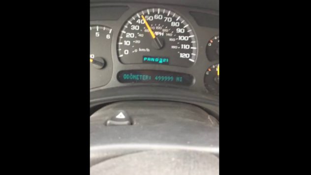 Auton matkamittari pyörähtää – 500 000km ja bileet!