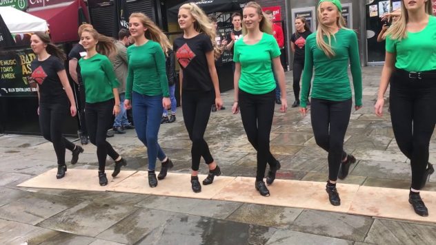 Fusion Fighters tanssiryhmä steppaa Dublinin kadulla – Rytmikästä menoa!