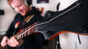 Kuinka hienosti soi yks kielinen basso! – Taitava soittaja